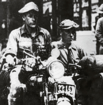 Emanuels Kotuļskis pie stūres un Z. Masļuks blakusvāģī Austrālijā 1931. gadā.