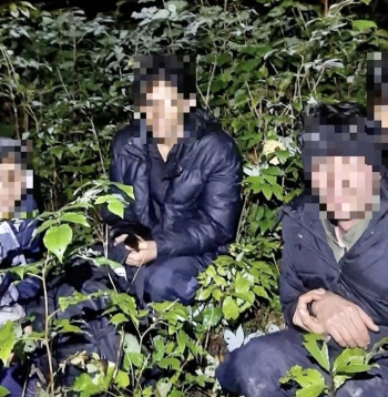 Piesaistot robežsargu kinologu ar dienesta suni, tuvējā mežā tika atrastas četras personas bez derīgiem dokumentiem. Piesaistot robežsargu kinologu ar dienesta suni, tuvējā mežā tika atrastas četras personas bez derīgiem dokumentiem.