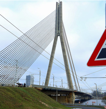 Vanšu tiltu darba dienās šķērsojot aptuveni 55–60 tūkstoši transportlīdzekļu. Vanšu tiltu darba dienās šķērsojot aptuveni 55–60 tūkstoši transportlīdzekļu.
