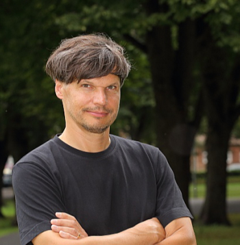 Gatis Šļūka: "Laikam paveicies dzīvē, ka varu joprojām zīmēt karikatūras, un ikdienā iznāk zīmēt diezgan daudz, kaut kas sakrājas un var pareizajā kombinācijā salikt kopā jaunā grāmatā." Gatis Šļūka: "Laikam paveicies dzīvē, ka varu joprojām zīmēt karikatūras, un ikdienā iznāk zīmēt diezgan daudz, kaut kas sakrājas un var pareizajā kombinācijā salikt kopā jaunā grāmatā."