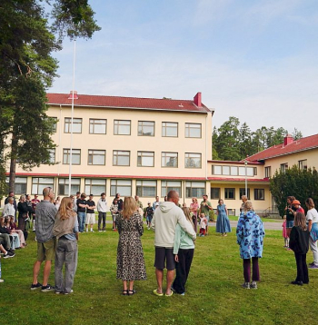 Visi dalībnieki aplī 5. latviešu ģimeņu dienās Loimā, kas notika no 5. līdz 9. augustam.
