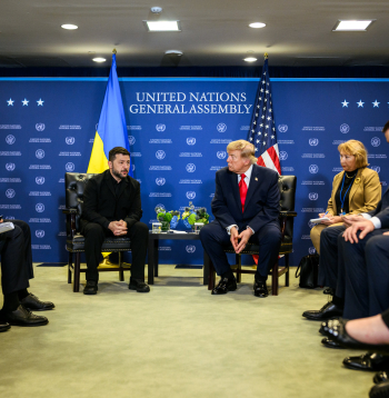 ASV prezidents Donalds Tramps divpusējā sanāksmē ar Ukrainas prezidentu Volodimiru Zelenski ANO galvenajā mītnē Ņujorkā 2026. gada 22. septembrī. (Baltā nama oficiālais foto; Daniels Toroks). ASV prezidents Donalds Tramps divpusējā sanāksmē ar Ukrainas prezidentu Volodimiru Zelenski ANO galvenajā mītnē Ņujorkā 2026. gada 22. septembrī. (Baltā nama oficiālais foto; Daniels Toroks).