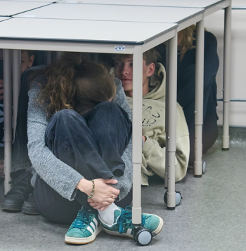 Rīgas 64. vidusskolā skolēni praktiskajās mācībās apgūst rīcību gaisa apdraudējuma gadījumā.