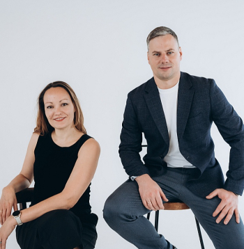 "Pozitīvi vērtējam, ka kosmētikas nozare Latvijā attīstās, tas mums ir labs dzinulis. Taču vietējais tirgus ir ļoti mazs, tāpēc fokusējamies uz eksportu. Mums ir klienti Polijā, ziemeļvalstīs, Itālijā, Lielbritānijā un ASV. Jaunā izejviela, kas tapusi no kafijas biezumiem, jau ir augstu novērtēta arī kafijas lielvalstī Itālijā," ir gandarīti "Alternative Plants" līdzdibinātāji Anna Ramata-Stunda un Mārtiņš Borodušķis. "Pozitīvi vērtējam, ka kosmētikas nozare Latvijā attīstās, tas mums ir labs dzinulis. Taču vietējais tirgus ir ļoti mazs, tāpēc fokusējamies uz eksportu. Mums ir klienti Polijā, ziemeļvalstīs, Itālijā, Lielbritānijā un ASV. Jaunā izejviela, kas tapusi no kafijas biezumiem, jau ir augstu novērtēta arī kafijas lielvalstī Itālijā," ir gandarīti "Alternative Plants" līdzdibinātāji Anna Ramata-Stunda un Mārtiņš Borodušķis.