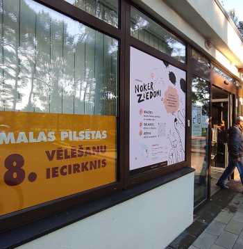 Saeimas vēlēšanu dienā, sestdien, 3. oktobrī, iecirkņi būs atvērti no plkst. 8.00 līdz 20.00. Taču balsošana jau ir sākusies, jo no pirmdienas līdz 2. oktobrim katru dienu noteiktā laikā ir paredzēta iepriekšējā balsošana jeb balss nodošana glabāšanā. Vēlētāji to var darīt jebkurā no 933 vēlēšanu iecirkņiem Latvijā. Otrdien, 29. septembrī, un ceturtdien, 1. oktobrī, balsi nodot var no plkst. 8 līdz 11, trešdien, 30. septembrī, no plkst. 17 līdz 20, bet piektdien, 2. oktobrī, no plkst. 12 līdz 15. Attēlā: vēlēšanu iecirknis Jūrmalā, Kauguros.