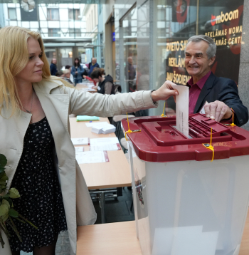15. Saeimas vēlēšanu 73. iecirknī tirdzniecības centrā "Galerija Centrs" vēlētāji nodod balsi glabāšanā.