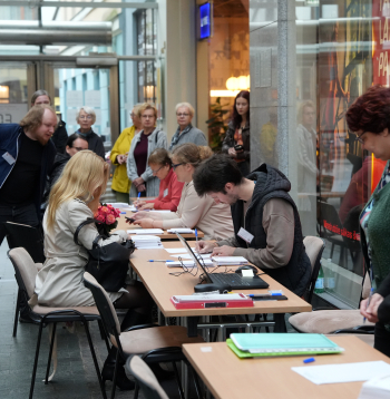 15. Saeimas vēlēšanu 73. iecirknī tirdzniecības centrā "Galerija Centrs" vēlētāji nodod balsi glabāšanā.