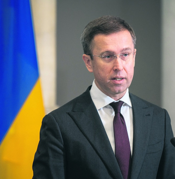Ukrainas premjerministrs Serhijs Koreckis paziņojis, ka Ukraina sarežģītās finanšu situācijas dēļ atteiksies no mazāk svarīgiem izdevumiem.