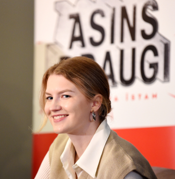 Dziedātāja Elizabete Gaile.