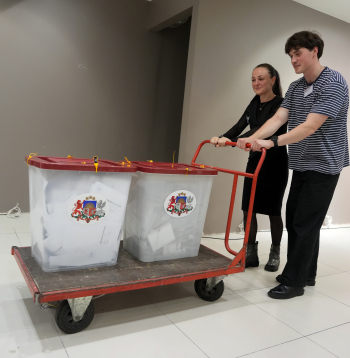 Vēlēšanu urnas 15. Saeimas vēlēšanu iecirknī Nr. 70 "Galerija Rīga".
