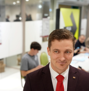 Centrālās vēlēšanu komisijas priekšsēdētājs Māris Zviedris 15. Saeimas vēlēšanu iecirknī Nr. 70 "Galerija Rīga".
