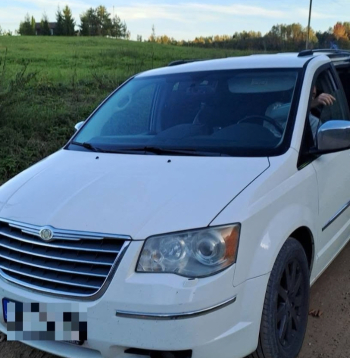Migrantu pārvadāšanai izmantotais "Chrysler" markas automobilis.