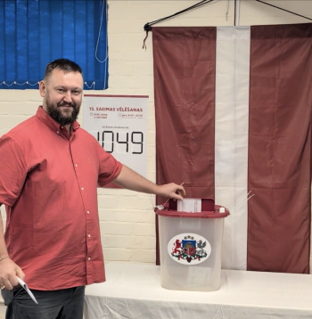 Anglijas pilsētā Bredfordā dzīvojošajam Uldim Balodim līdz tuvākajam vēlēšanu iecirknim Bristolē bija jābrauc nepilnu stundu,