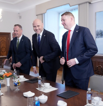 Viedās administrācijas un reģionālās attīstības ministrs Edgars Tavars, Ministru prezidents Andris Kulbergs, tieslietu ministrs Edvards Smiltēns tikšanās laikā Rīgas pilī. Viedās administrācijas un reģionālās attīstības ministrs Edgars Tavars, Ministru prezidents Andris Kulbergs, tieslietu ministrs Edvards Smiltēns tikšanās laikā Rīgas pilī.