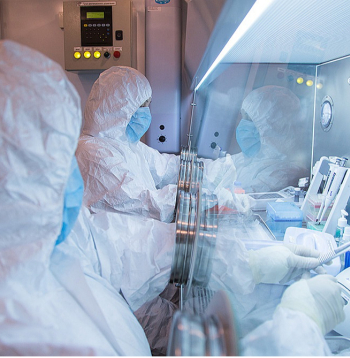 Irkutskas pretmēra pētniecības institūta publiskotā foto redzami šīs iestādes darbinieki laboratorijā. Irkutskas pretmēra pētniecības institūta publiskotā foto redzami šīs iestādes darbinieki laboratorijā.