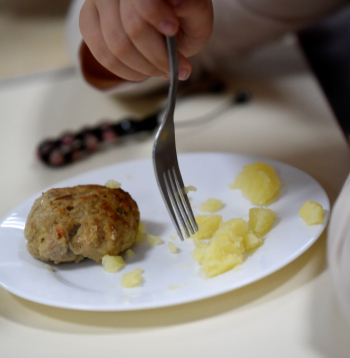 Otrs lielais budžeta līdzekļu ietaupījumu avots ir IZM – tur no dotācijām skolēnu brīvpusdienām ietaupīti 1,82 miljoni eiro, jo pārrēķināts skolēnu skaits un tas izrādījies mazāks par prognozēto. 