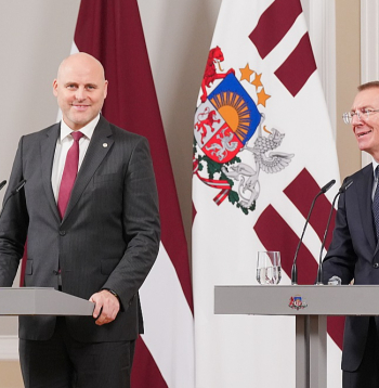 Šoreiz Valsts prezidents Edgars Rinkēvičs (no labās) neizvirzīja nosacījumus, cik plašai vajadzētu būt koalīcijai un kādam jābūt tās sastāvam, jo tas viss esot Andra Kulberga ziņā. Novērtējot "Apvienotā saraksta" iespaidīgo mandātu skaitu Saeimā, prezidents teica: "Tā ir gan liela atbildība, gan arī iespēja."
