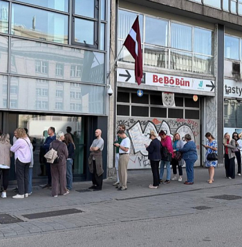 Rinda pie Latvijas vēstniecības Briselē 15. Saeimas vēlēšanu dienā. Rinda pie Latvijas vēstniecības Briselē 15. Saeimas vēlēšanu dienā.