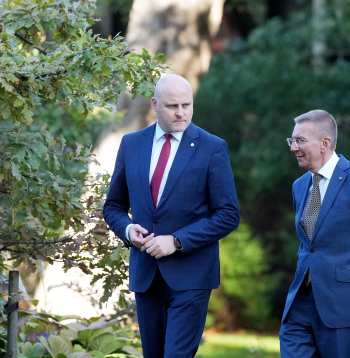 Valsts prezidents Edgars Rinkēvičs (no labās) un Ministru prezidents Andris Kulbergs tikšanās laikā Rīgas pilī.