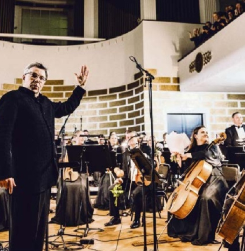 Valsts kamerorķestris "Sinfonietta Rīga" sezonas atklāšanas koncertā uzstājās ar jauno galveno diriģentu Olari Eltsu. Valsts kamerorķestris "Sinfonietta Rīga" sezonas atklāšanas koncertā uzstājās ar jauno galveno diriģentu Olari Eltsu.