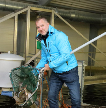 "Pārstrādes ceha ražošanas jauda būs līdz trīs tūkst. tonnu gatavās produkcijas gadā. Tajā taps dažādi gardumi – karsti un auksti kūpinātas palijas, kā arī zivju "jerky" – vītinātas uzkodas, kas šobrīd pasaulē ir ļoti pieprasītas," stāsta uzņēmuma "Blue Circle" līdzīpašnieks un vadītājs, zīmola "Zivis uz ledus" radītājs Lauris Apsis.