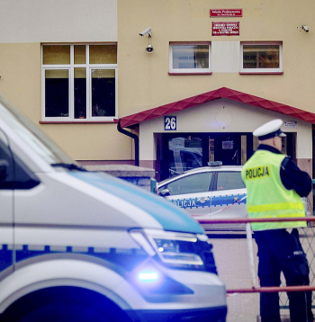 Policijas postenis pie skolas Leščidolas-Novinu ciemā, kur pagājušo ceturtdien nepilngadīgais uzbrukumā ar nazi nogalināja vienu, bet ievainoja divus skolas darbiniekus.