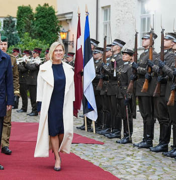 Latvijas prezidents Edgars Rinkēvičs un Igaunijas prezidente Ille Madise dodas uz tikšanos Rīgas pilī.