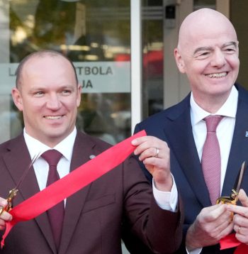 Starptautiskās Futbola federāciju asociācijas (FIFA) prezidents Džovanni Vinčenco Infantīno (no labās) un Latvijas Futbola federācijas presidents Vadims Lašenko.