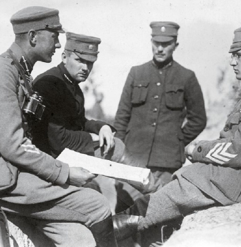 Pulkvedis leitnants Aleksandrs Plensners (no labās) ar armijas virsniekiem ierakumos Latvijas Satversmes sapulces vēlēšanu laikā. Latgales fronte, 1920. gada aprīlis. Pulkvedis leitnants Aleksandrs Plensners (no labās) ar armijas virsniekiem ierakumos Latvijas Satversmes sapulces vēlēšanu laikā. Latgales fronte, 1920. gada aprīlis.