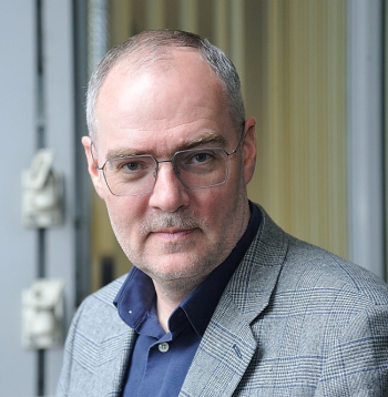 Latvijas Transportlīdzekļu apdrošināšanas biroja valdes priekšsēdētājs Jānis Abāšins: "Turpmāk cietušais varēs saņemt zaudējumu atlīdzību no OCTA arī tajos gadījumos, kad ceļu satiksmes negadījumā vainīgais paliek nenoskaidrots. Taču šeit ir viena ļoti būtiska piebilde – jābūt ceļu policijas atzinumam, ka satiksmes līdzeklis bojāts tik ļoti, ka tam liegta turpmākā piedalīšanās satiksmē. Tas nepieciešams, lai nošķirtu šos gadījumus no stāvvietās iegūtajām buktēm un skrāpējumiem, kuru vaininieki nav zināmi."