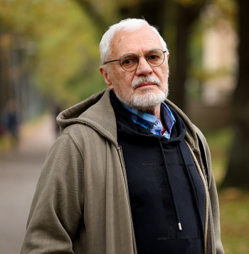 Pēteris Krilovs: "Mans tēvs braukāja no viena šķūņa uz otru, vākdams pēc sarakstiem tos, kas kāps nākamajā bēgļu laivā. Kad ieraudzīju Staprāna "Sarkano šķūni", man asociācija bija ļoti personiska." Pēteris Krilovs: "Mans tēvs braukāja no viena šķūņa uz otru, vākdams pēc sarakstiem tos, kas kāps nākamajā bēgļu laivā. Kad ieraudzīju Staprāna "Sarkano šķūni", man asociācija bija ļoti personiska."