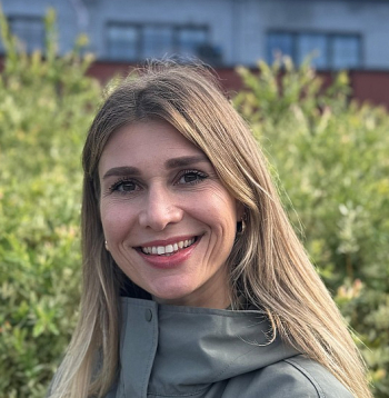 SIA "Rīgas meži" vides izglītības nodaļas "EkVidO" vadītāja Inese Vikļuka: "Svarīgi atcerēties, ka barotavā nedrīkst likt sālītu, bojātu vai pelējušu barību, jo tā var kaitēt putnu veselībai."
