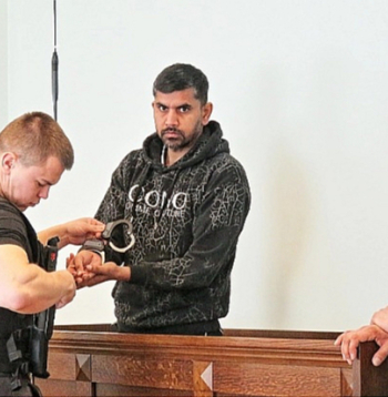 Pēc avārijas Džatinders Singhs atrodas apcietinājumā un uz tiesu tika konvojēts. Pēc avārijas Džatinders Singhs atrodas apcietinājumā un uz tiesu tika konvojēts.