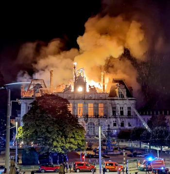 Degošais Limožas rātsnams. Pilsētas mērs Gijoms Gerēns izteicies, ka rātsnamā iebrukušie bijuši organizēti karam, ne protestiem. Ēkā esošajām amatpersonām draudēts ar nogalināšanu. Degošais Limožas rātsnams. Pilsētas mērs Gijoms Gerēns izteicies, ka rātsnamā iebrukušie bijuši organizēti karam, ne protestiem. Ēkā esošajām amatpersonām draudēts ar nogalināšanu.
