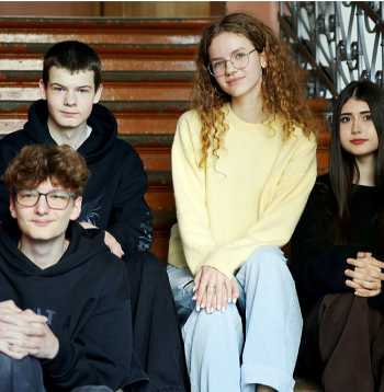 Rīgas Valsts tehnikuma četri audzēkņi ir Latvijā kopš paša kara sākuma (no labās): Karina Voločaja, Margarita Povalko, Oleksandrs Titarenko un Dmitro Tarasovs (aizmugurē). Rīgas Valsts tehnikuma četri audzēkņi ir Latvijā kopš paša kara sākuma (no labās): Karina Voločaja, Margarita Povalko, Oleksandrs Titarenko un Dmitro Tarasovs (aizmugurē).