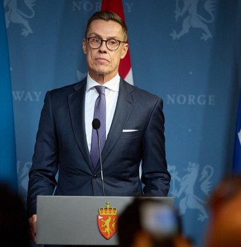 Somijas prezidents Aleksandrs Stubs preses konferencē Oslo, kur viņš otrdien tikās ar Ukrainas prezidentu Volodimiru Zelenski un ASV prezidenta Donalda Trampa sūtni Stīvu Vitkofu. "Miers prasa pacietību, bet diemžēl karš negaida. Cilvēki mirst katru dienu. Es domāju, ka šodien tika sperts solis pareizā virzienā," preses konferencē paziņoja Somijas prezidents.