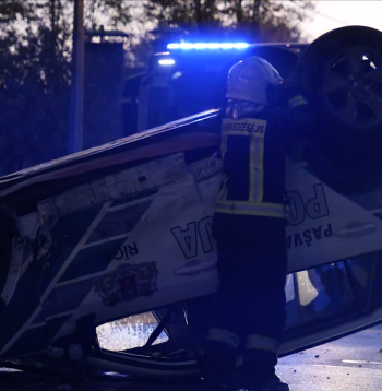 Policijas auto apgāzās uz jumta.