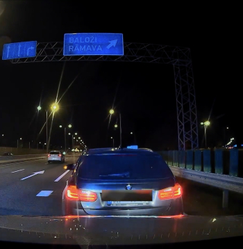 BMW markas automašīnas ātrums bija ap 130 km/h. 