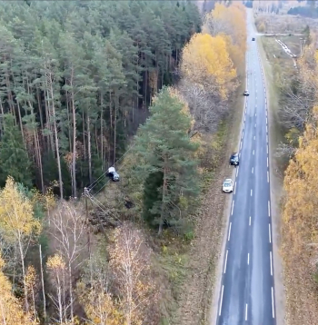Pēc trieciena spēkrats mainījis braukšanas trajektoriju un nobraucis no ceļa. Pēc trieciena spēkrats mainījis braukšanas trajektoriju un nobraucis no ceļa.