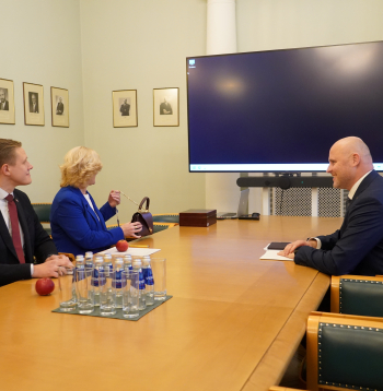 Jānis Dombrava, Ilze Indriksone, Andris Kulbergs. Sarunas par jauno valdību.