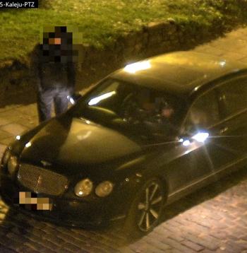 "Bentley" apzagšanas brīdis. "Bentley" apzagšanas brīdis.