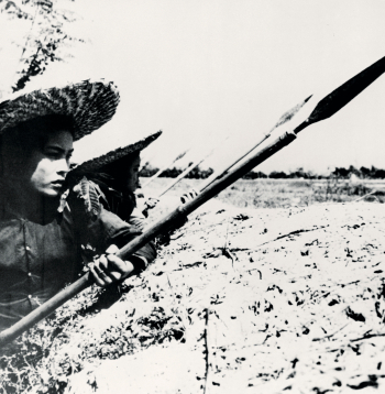 Indoķīnas karā piedalījās ar šķēpiem bruņotas sievietes. Karotājas kaujas pozīcijā netālu no Hanojas 1968. gadā.