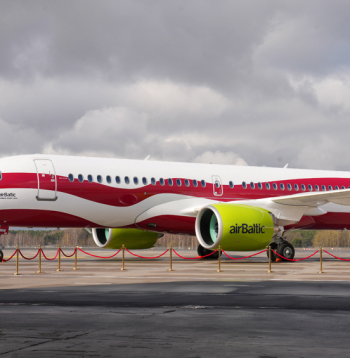 "Air Baltic" ir vienīgais Latvijas neatkarības laikā
radītais uzņēmums, kuram ir dominējošā pozīcija arī Igaunijas un Lietuvas tirgū. Par to un arī par lielo skaitu galamērķu, uz kuriem uzņēmums lido no Rīgas, kaimiņi mūs atklāti apskauž.