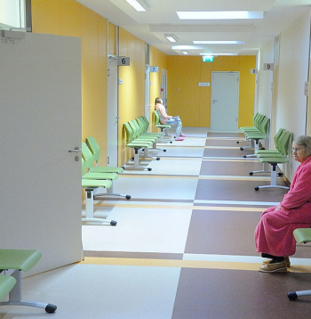 Ārsti stāsta, ka daudzi cilvēki neieklausās, kādi cēloņi ir attiecīgajām slimībām, bet vairāk uzticas radioloģiskajiem izmeklējumiem, jo tie viņiem radot drošības sajūtu – ja uztaisīs trīs reizes gadā datortomogrāfiju, tad viss būšot kārtībā.