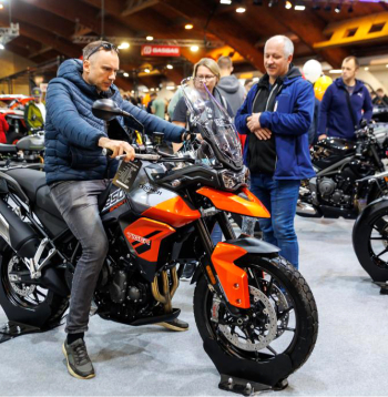 Motobraucēji un velobraucēji sadaļā “Moto & velo” varēja iepazīt motociklu un velosipēdu jaunumus, satikt domubiedrus, atrast stilīgu apģērbu un aksesuārus.