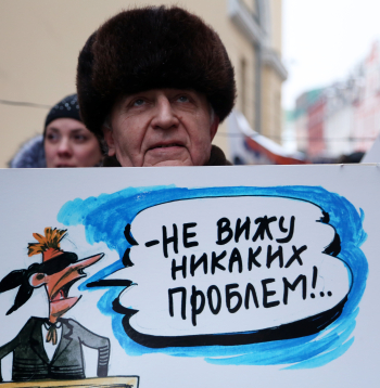 Pie Saeimas ēkas norisinās Krievu skolu aizstāvju štāba rīkotā protesta akcija pret ieceri pāriet uz izglītību latviešu valodā.