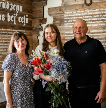 Jaunās ekspozīcijas idejas autore ir vietējā jauniete Amanda Ludborža. Ideja par krogu izpēti jaunietei radās pateicoties vecākim, kuri nu jau trīsdesmit gadus pārvalda ēku Rogovkas centrā – vecajā kroga vietā.