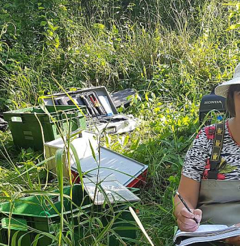 Sekojot līdzi zivju resursu pietiekamībai, liela daļa zinātnieka ikdienas paiet lauka darbos. "BIOR" Zivju resursu pētniecības departamenta Iekšējo ūdeņu un zivju resursu atražošanas nodaļas vadītāja Ruta Medne: "Tiklīdz piesārņojuma dēļ upē palielinās skābekļa patēriņš, ir sliktāk zivīm. Savukārt slāpeklis un fosfors veicina upju aizaugšanu."