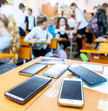Mobilie telefoni un skola.