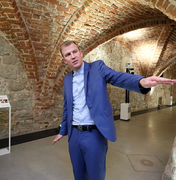 No senuma un autentiskuma viedokļa krāšņajā Rīgas pils pagrabā sazīmējami mūrējumi, kas vēsta vēl par 14. gadsimtā celto un rīdzinieku nemieros sagrauto pili, stāsta LNVM direktora vietnieks zinātniskajā darbā Toms Ķikuts.